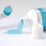 Zubní pastu s fluoridem nepolykejte!