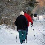 Nordic walking šetří klouby a pomáhá spalovat kalorie