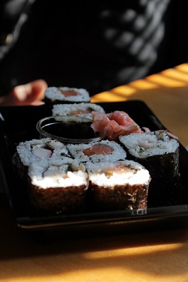 Mořské řasy Nori se využívají při přípravě sushi maki...