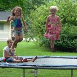 Skákání na trampolínách není jenom zábava. Posiluje také tělo a zdraví