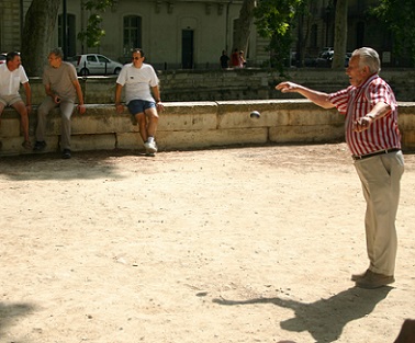 Přemýšlíte o nějaké nenáročné sportovní aktivitě, která by byla vhodná i pro lidi v seniorském věku? Co takhle pétanque?