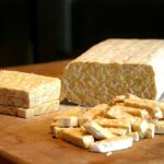 Tempeh – takřka neznámý, plný vitamínu B12, chutná náhrada masa