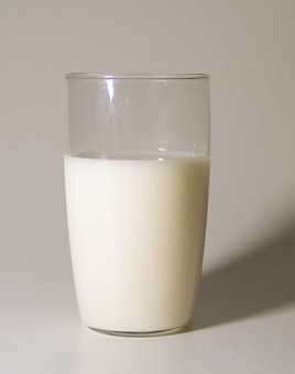 Mléko je zdrojem vitamínu B4