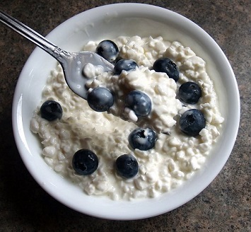 Vysoký obsah proteinů v sýru cottage pomáhá udržet pocit hladu na uzdě a zároveň dokáže potlačovat chuť na sladké.