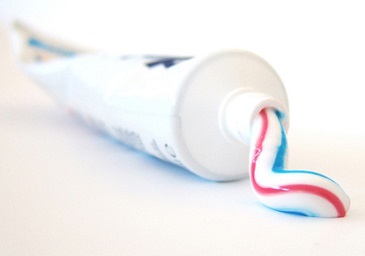 Při normálním čištění zubů se fluoridu bát nemusíte... Pastu však nikdy nepolykejte...