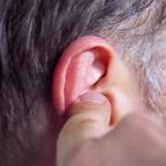 Tinnitus (pískání v učích) – příznaky, příčiny a léčba