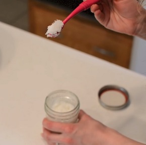Jaké jsou nejlepší alternativy klasické zubní pasty? Mrkněte na naše tipy.