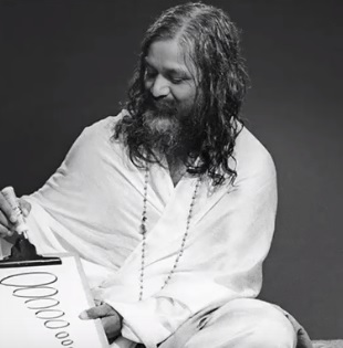 Mahariši Mahéš Jógi, Mistr transcendentální meditace, jejíž principy jsou zakotveny v prastarých posvátných textech hinduistické Indie.