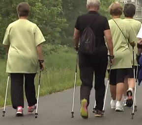 Zkuste Nordic Walking také vy. Je to zdravý a šetrný sport.