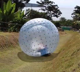 Zorbing je perfektní sport pro zvednutí hladiny adrenalinu.