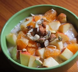 Zdravá snídaně do 2 minut? Zkuste vločky, ovoce, jogurt a med. A můžete přidat i ořechy.