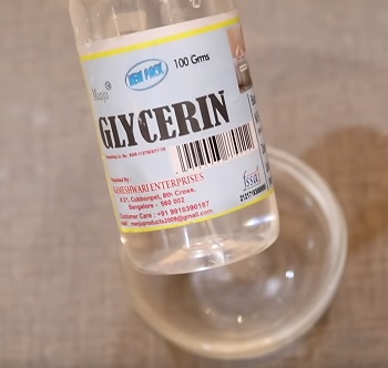 Glycerin působí jako změkčovadlo, které udržuje pokožku nejen vlhkou, ale i měkkou a pružnou na dotyk.