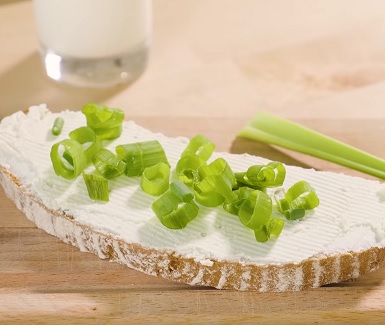 Je lepší dítěti nachystat svačinu doma, než mu dávat peníze. Dítě si většinou koupí sladkosti či brambůrky.