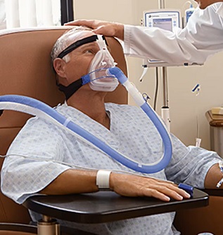 Při hypoxii můžete potřebný kyslík dostat prostřednictvím obličejové masky.