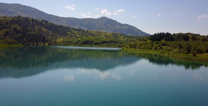 Zkuste si třeba v mysli představit něco podobného. Že pomalu letíte (nebo jdete) přes les či vodu.