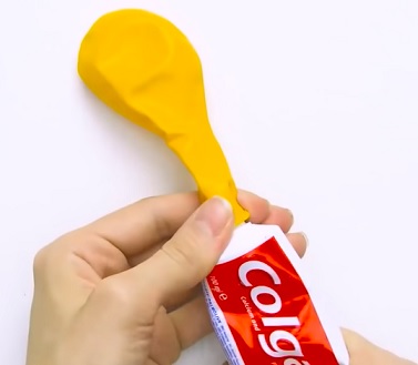 Takto můžete naplnit balonek zubní pastou