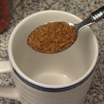 Instantní káva a zdraví – jak si vede ve srovnání se zrnkovou?
