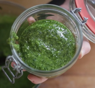 I takto může vypadat vaše pesto z medvědího česneku