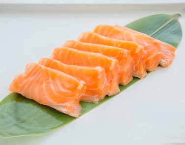 Třeba Sashimi je jedním z nejoblíbenějších druhů sushi. Jde prostě o kousky syrových (případně mírně tepelně upravených) ryb a mořských plodů všech možných druhů.