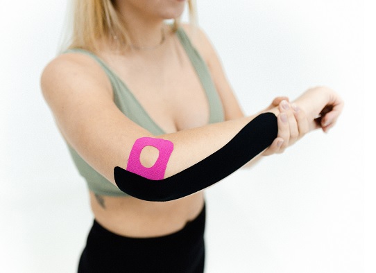 Při nataženém svalu zkuste kinesiotaping