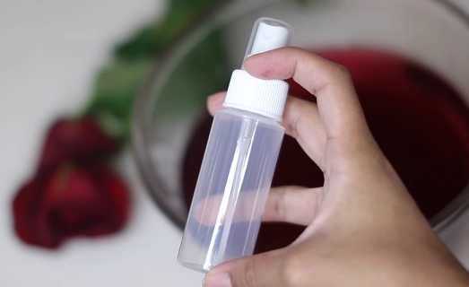 Pro aplikaci růžové vody můžete použít rozprašovač