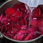 Růžová voda na vlasy – v čem může pomoci?