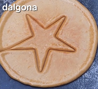Dalgona, oblíbená cukrovinka ze seriálu Hra na oliheň 