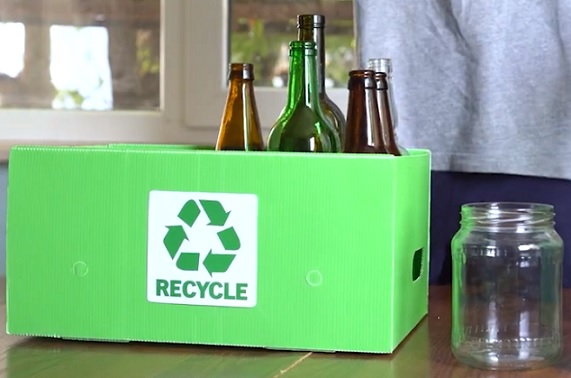 Recyklát, tedy výsledek procesu recyklace skla, se používá jako přísada při výrobě skla nového.