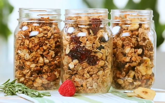 Granola je v podstatě zapečená směs různých ořechů, semínek, kokosových lupínků a kakaa.