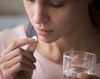 Mladí lidé antibiotickou rezistenci často podceňují