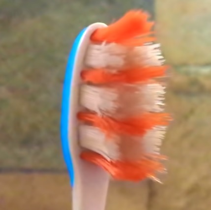 Vypadají štětinky vašeho zubního kartáčku takto? Už ho vyměňte!