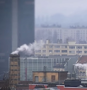 Důkazy naznačují, že znečištění ovzduší má negativní dopad na výsledky astmatu u dospělé i dětské populace.