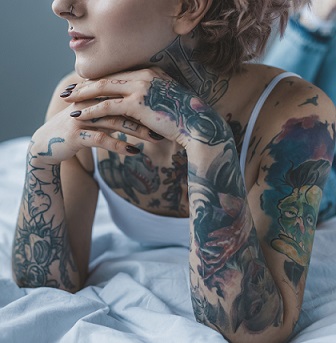 Můžete se nechat tetovat, když kojíte?