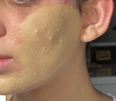 Může opravdu make-up způsobovat akné?