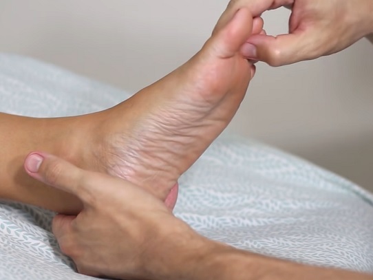 Masáž prstů nohou