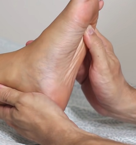 Masáž spodní části nohy palcem