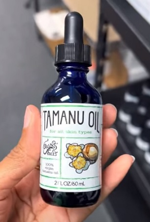 Lisovaný tamanu olej má žlutozelenou barvu podobnou olivovému oleji.