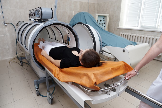  Dívka prochází lékařský zákrok v hyperbarické komoře