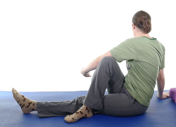 Protažení hýžďových svalů v sedě na zemi