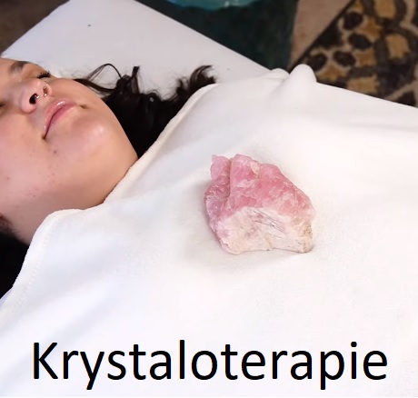 Žena při krystaloterapii