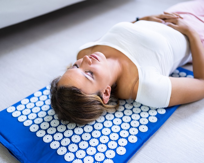 Akupresurní podložka, známá také jako jehelní podložka nebo jehelní matrace, je terapeutický nástroj, který je navržen tak, aby stimuloval určité body na těle pomocí tlaku. Tato podložka je obvykle vyrobena z látky s mnoha malými plastovými hroty, které jsou umístěny na matraci. Tyto hroty jsou navrženi tak, aby se při ležení na podložce působilo tlakem na určité body na těle, což má za cíl poskytovat různé zdravotní a relaxační výhody.