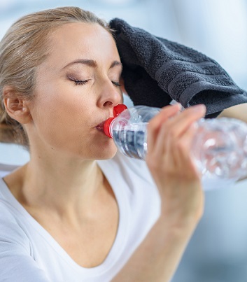 Ano, pití vody při hubnutí pomáhá