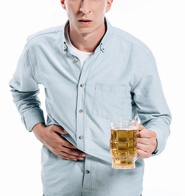 Jedním z příznaků alergie na alkohol může být bolest břicha nebo i průjem.