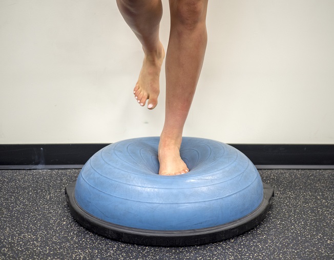 Propriocepce se dá cvičit pomocí balančních pomůcek, třeba s pomocí bosu